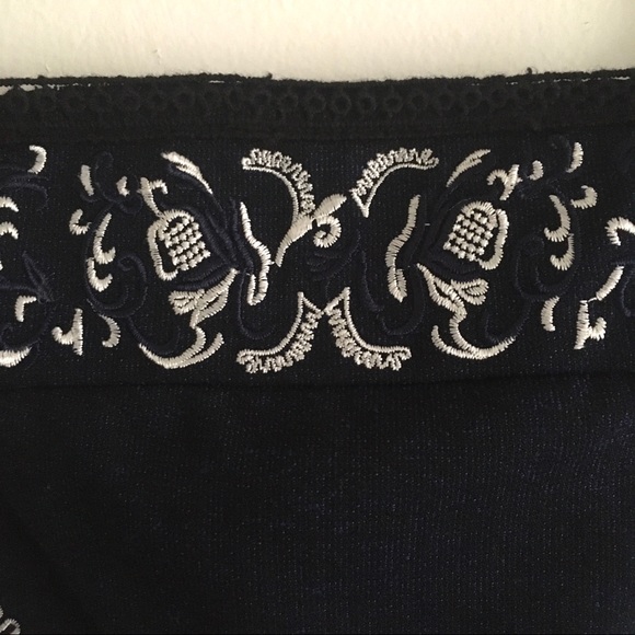 Gianni Bini Embroidered Boxy Tank - Picture 3 of 15